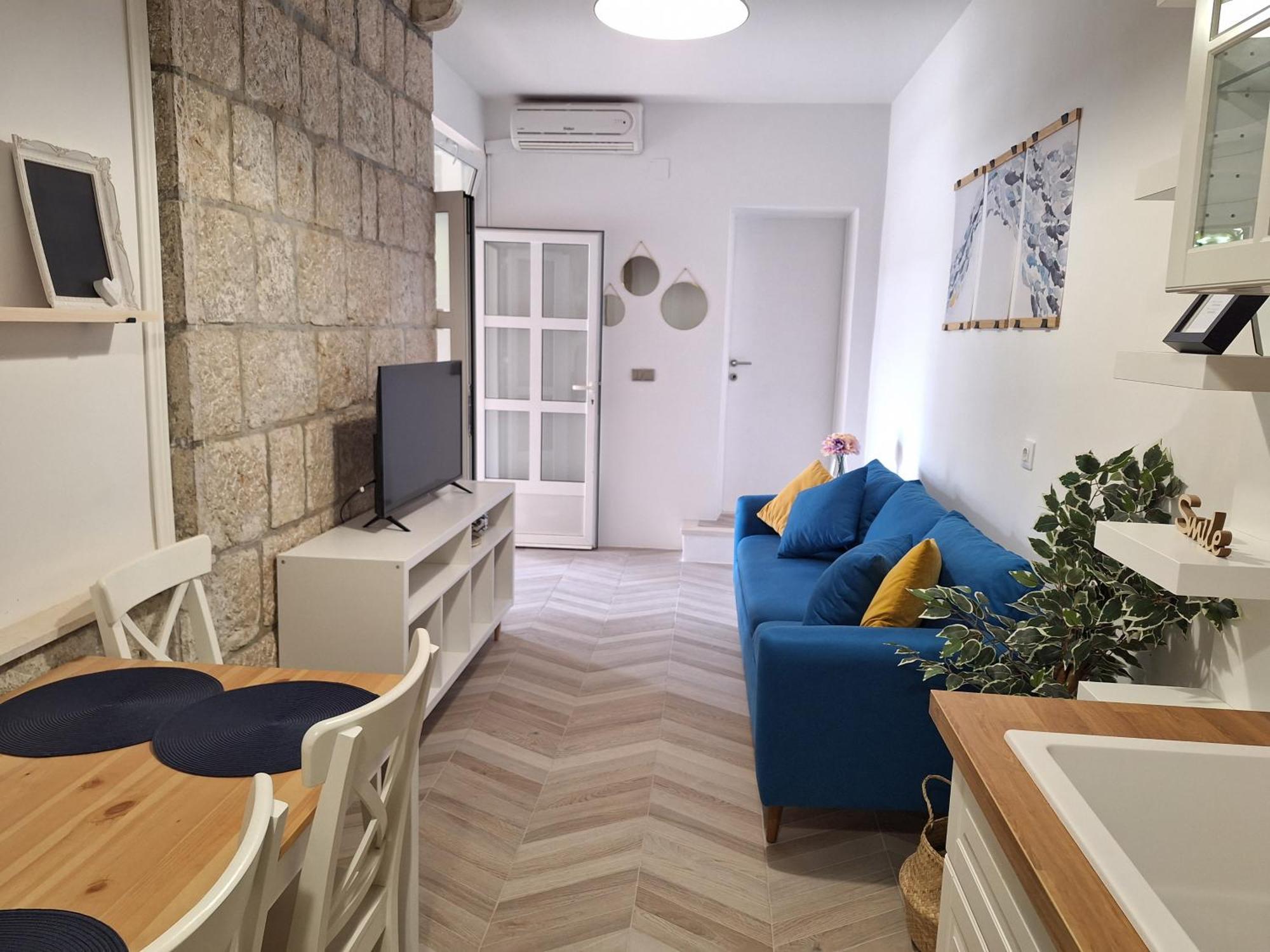 Blue Promenade Apartment *